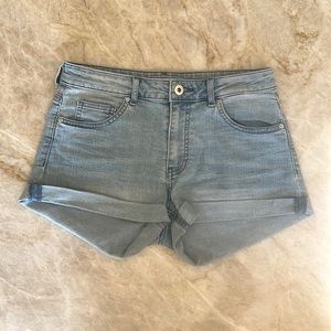 H&M Denim Short - Light Washed Blue Denim Short - Wardrobe Basics - Size 4